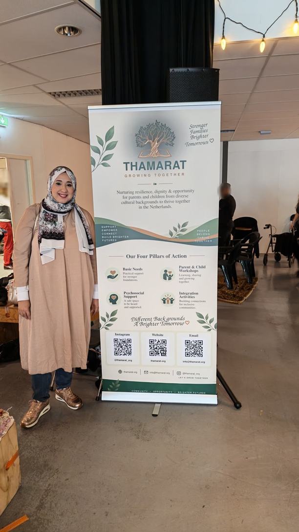 لافتة طويلة لـ Thamarat منصوبة في قاعة.